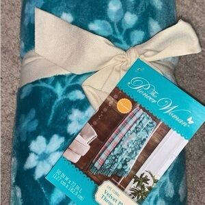 NWT. The Pioneer Woman Evie Floral Velvet Plush Reversible Throw.